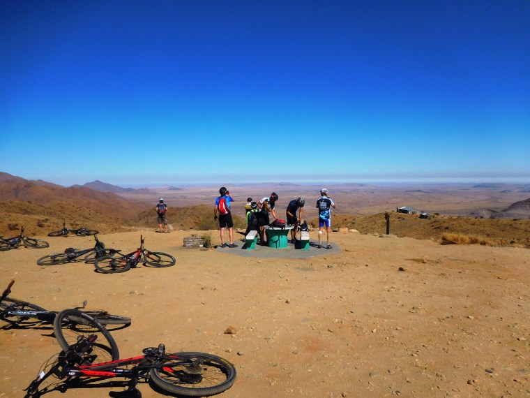 Bike-Gruppe macht Pause mit wundervoller Weitsicht