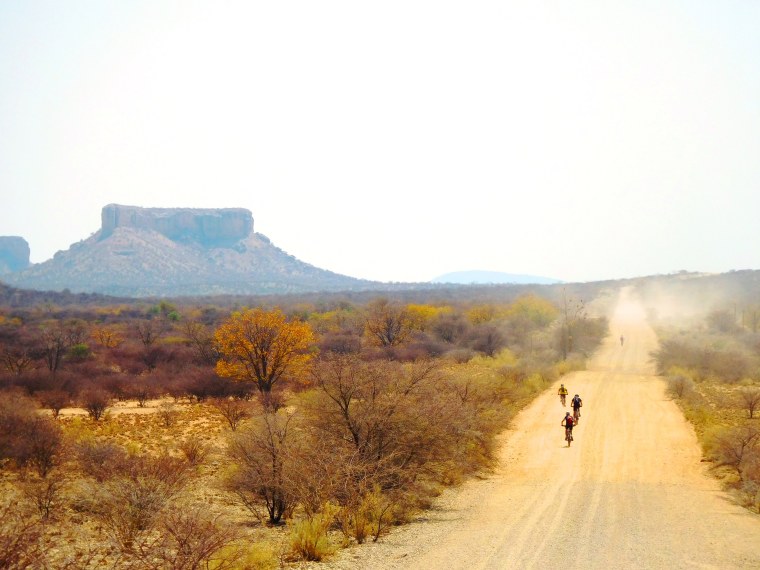 Biker stieben auf einer Sandpiste in Namibia davon