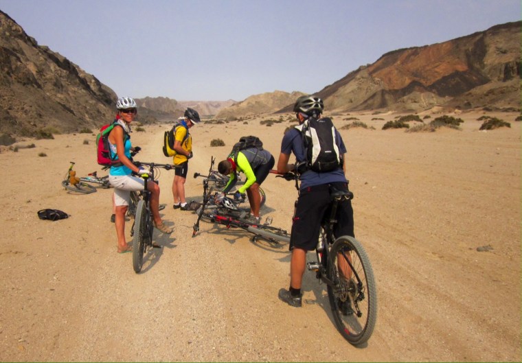 Bike-Gruppe berät sich mitten im namibischen Outback
