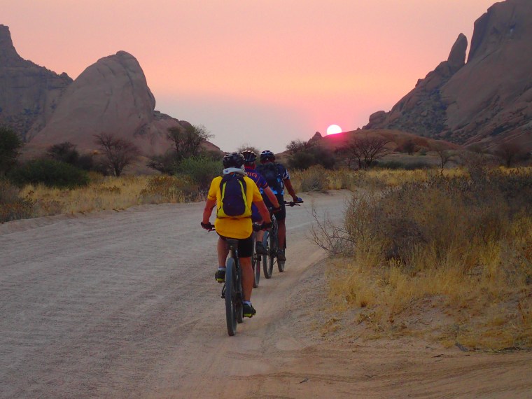 Bike-Tour Richtung Sonnenuntergang bei Spitzkoppe in Namibia