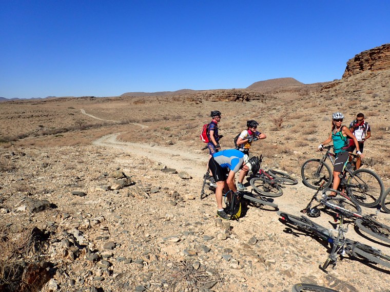 Bike-Gruppe berät sich in der Wüste Namibias