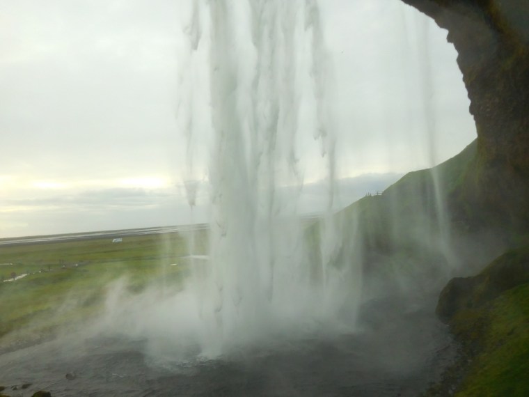 Blick durch den Wasserfall Seljalandsfoss in Island