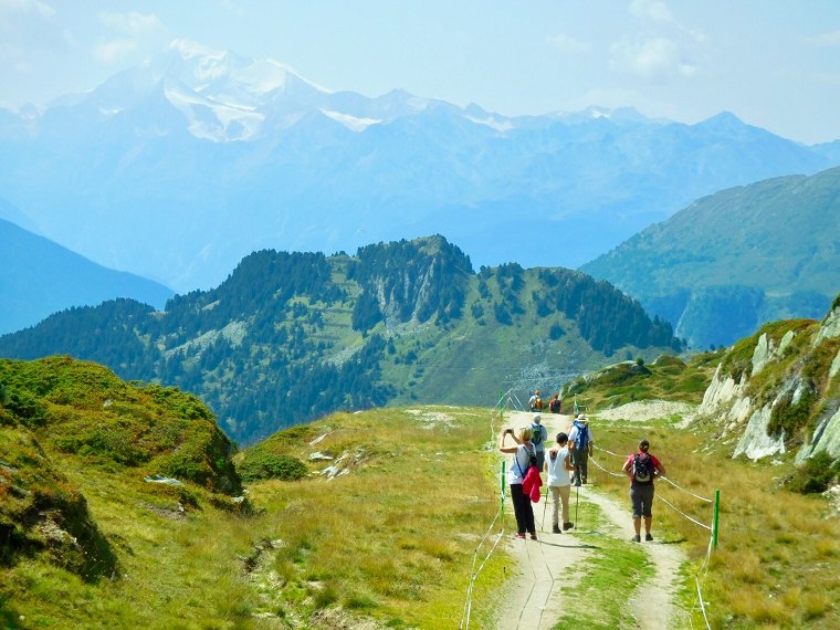 Wanderer auf einem Wanderweg in der Aletscharena beim grossen Aletsch-Gletscher