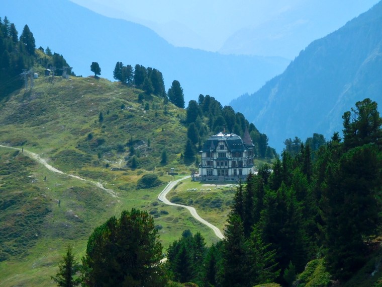 Blick auf die Villa Cassel in Riederfurka beim grossen Aletsch-Gletscher