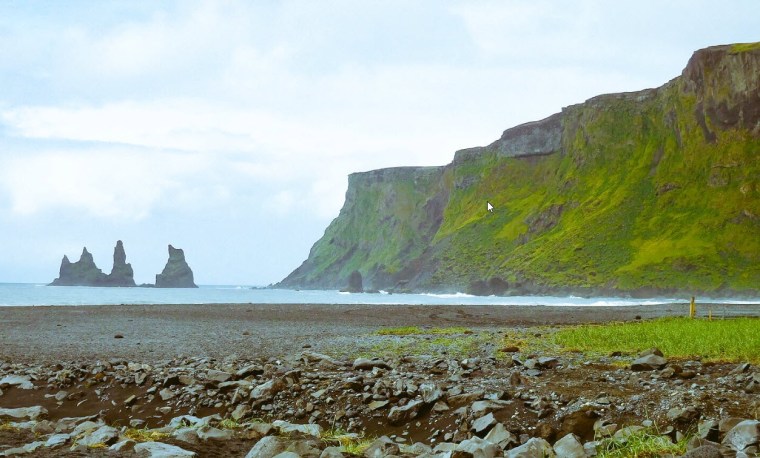 Blick auf die Reynisdrangar Felsen bei Vík, Island