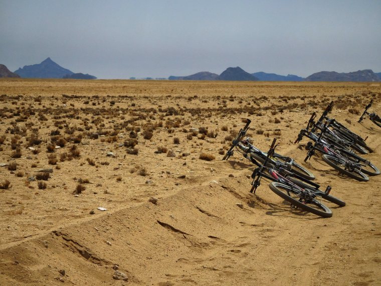 Bikes liegen im Sand in der Wüste Namibias