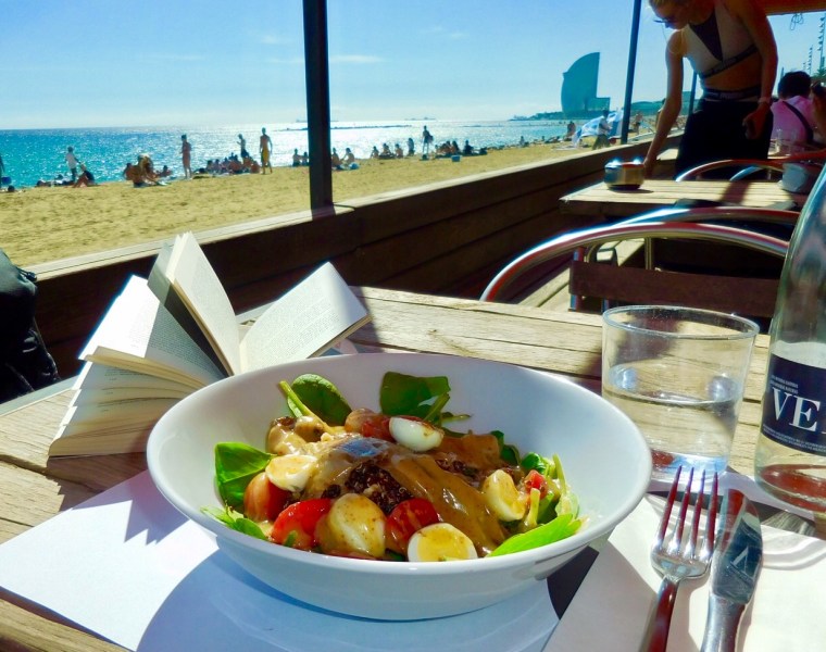 Blick aus einem Strandcafé auf das Hotel W in Barcelona