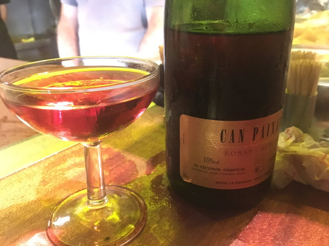 Ein Glas mit Cava in der Xampanyeria, Barcelona