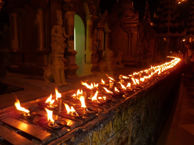 Kerzenmeer bei der Shwedagon Pagode in Yangon, Myanmar/Burma
