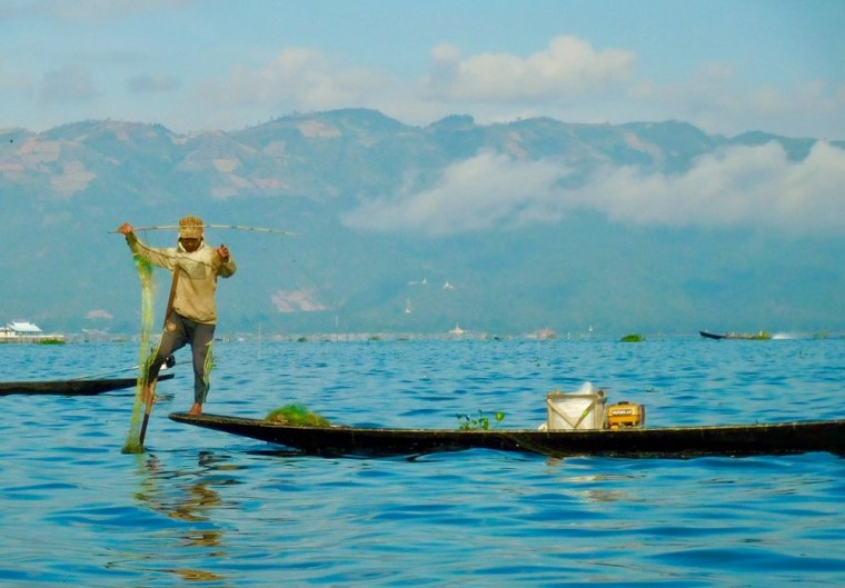 Einbeinruderer beim Fischen auf dem Inle See in Myanmar/Burma