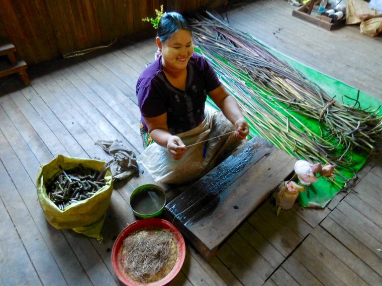 Lotus-Weberei auf dem Inle See, Myanmar/Burma