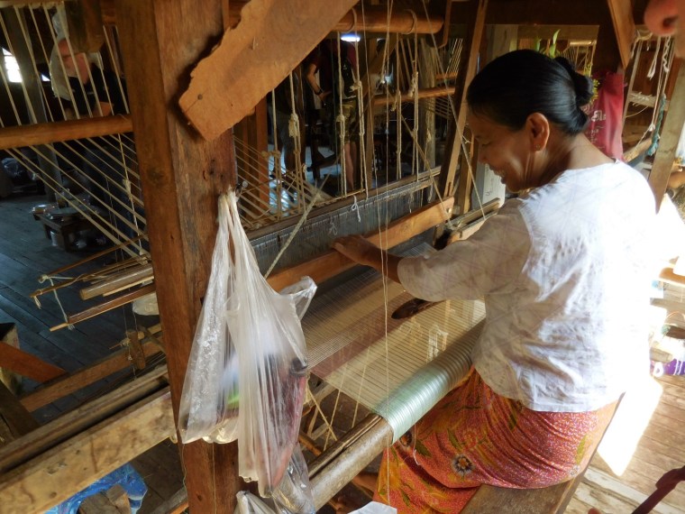 Webstuhl in der Lotus-Weberei auf dem Inle See, Myanmar/Burma