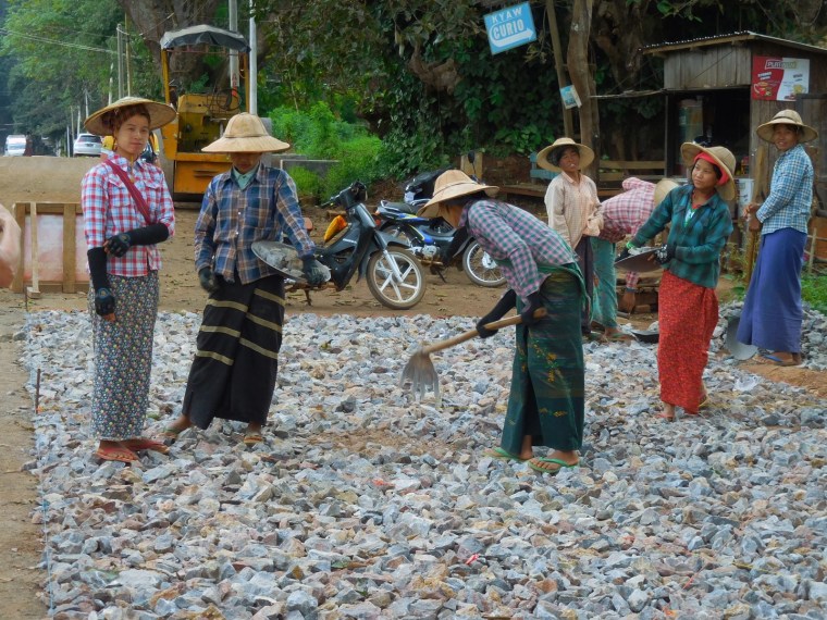 Burmesische Frauen im Strassenbau