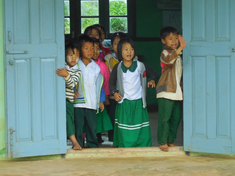 Winkende Kinder in einer burmesischen Schule