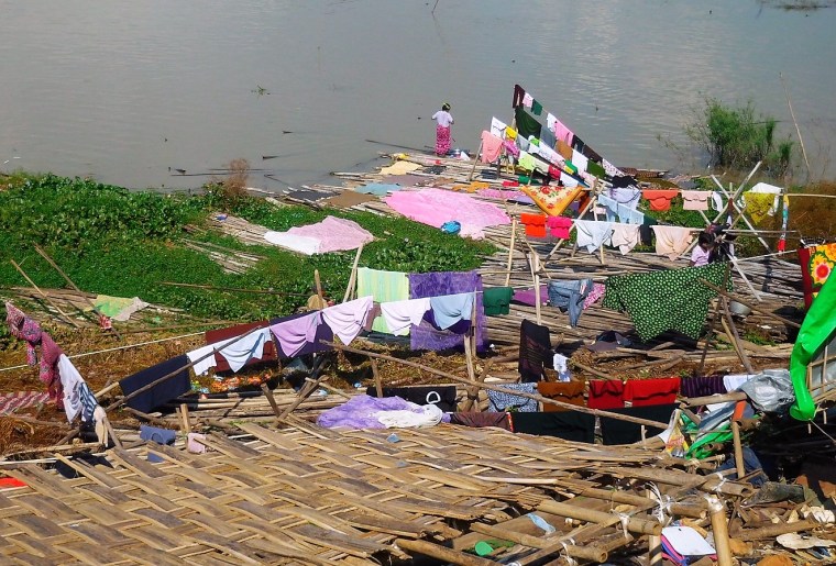 Wäscheleinen mit bunten Kleidungsstücken direkt am Ufer des Irrawaddy in Mandalay, Myanmar/Burma