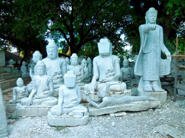 Buddha-Figuren aus Marmor in Mandalay, Myanmar/Burma