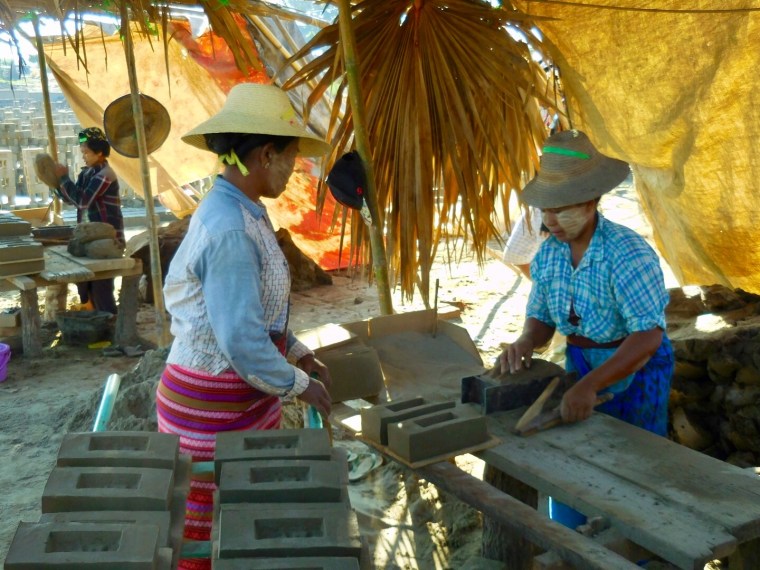 2 Burmesinnen formen Lehmsteine