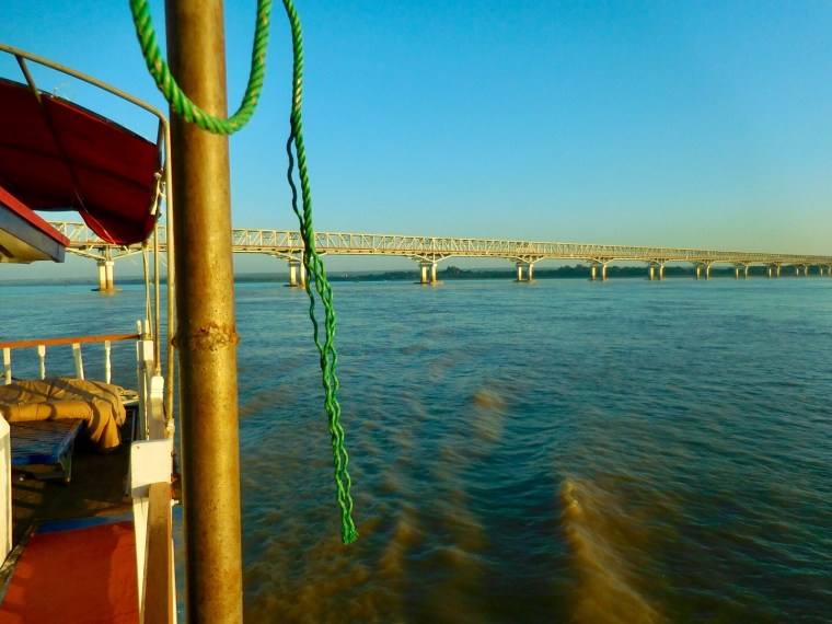 Blick vom Boot auf eine grosse Brücke im Irrawaddy-River zwischen Mandalay und Bagan