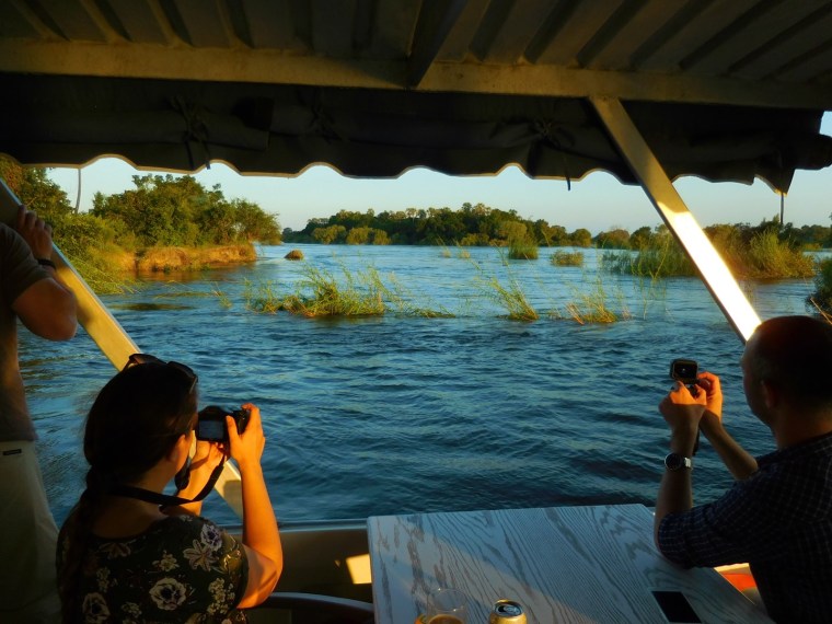 Touristen fotografieren die malerische Szenerie auf dem Sambezi-River