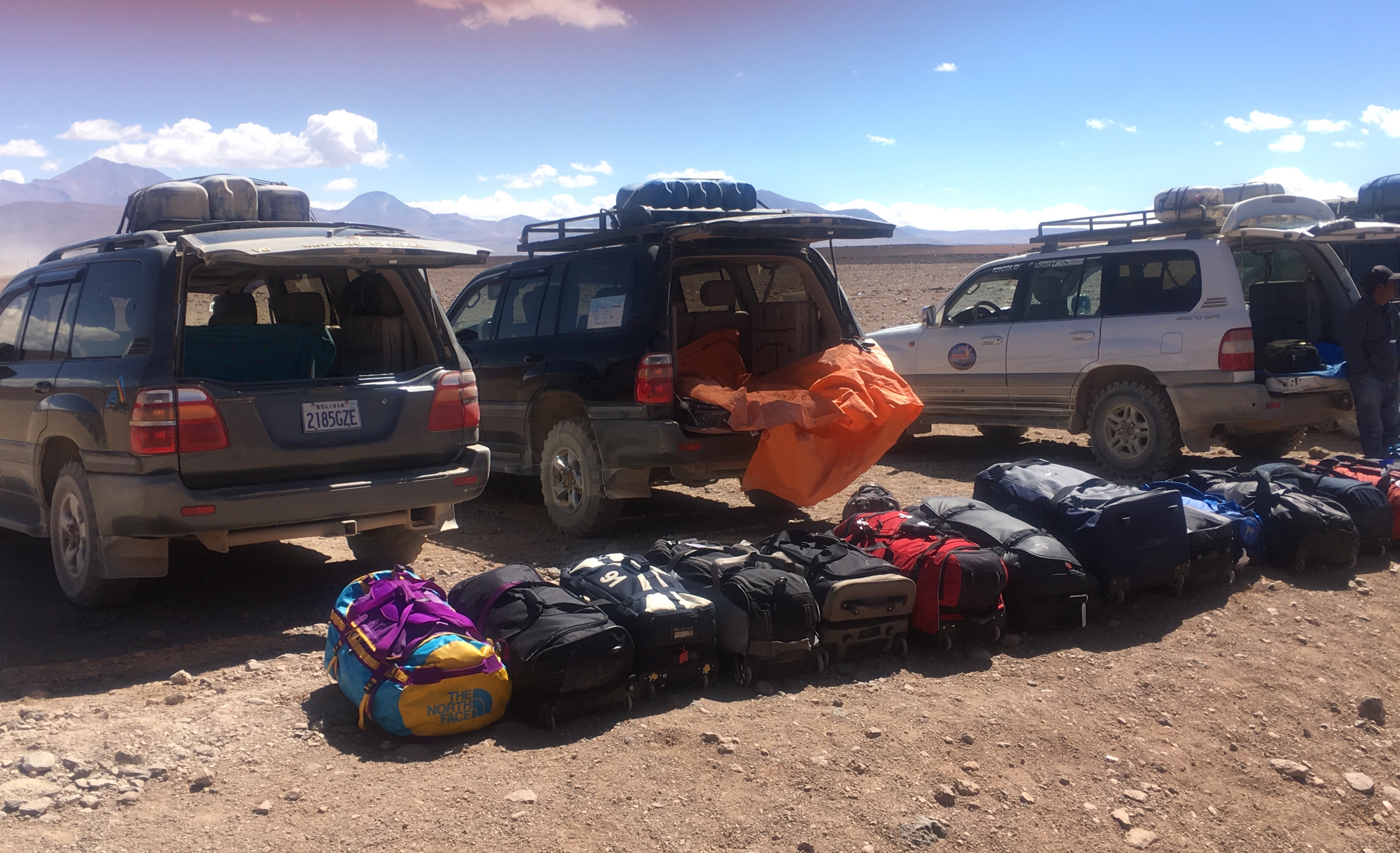Unsere Reisetaschen stehen vor den 4WDs zum Verladen bereit.
