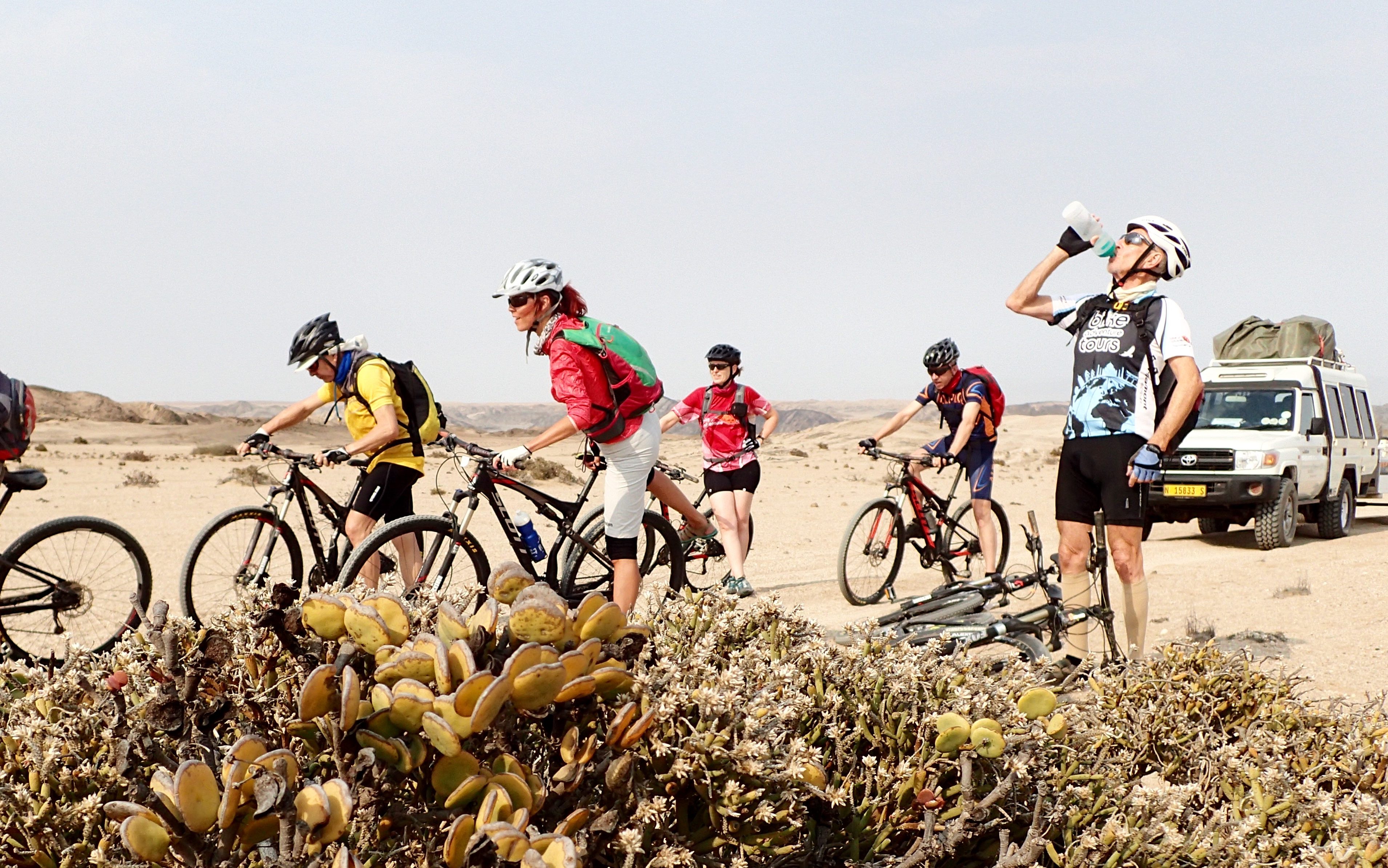Bike-Gruppe macht Pause in der Wüste, Namibia